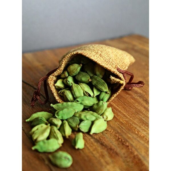 green cardomom pods
